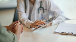 Pris à forte dose ou sur une longue période, le Lutényl (acétate de nomégestrol) et le Lutéran (acétate de chlormadinone), utilisés dans la prise en charge de la ménopause, des troubles menstruels et de l’endométriose, seraient sources de risques accrus de méningiome. Cette tumeur cérébrale rare, en grande majorité bénigne, alerte l’ANSM et l’Assurance Maladie selon une étude épidémiologique conjointement menée en février 2019 et remise à jour en juin 2020. Retour sur les potentiels risques de ces traitements progestatifs, pris par plus de 400 000 femmes l’an dernier. Augmentation du risque de méningiome en cas de traitement longue durée "Le risque de méningiome augmente avec les fortes doses et un traitement sur une longue durée", souligne Jean-Michel Race, directeur des médicaments d'endocrinologie et gynécologie à l'ANSM. L'étude, qui confirme ce risque accru de méningiome est menée par Epi-phare, structure réunissant l'ANSM et l'Assurance Maladie. Elle a été réalisée à partir des données nationales de remboursements sur 1,8 et 1,5 millions de femmes ayant pris l'une ou l'autre de ces molécules entre le 1er janvier 2007 et le 31 décembre 2018. L’analyse met en évidence une augmentation importante du risque avec la dose utilisée, la durée du traitement et l’âge de la patiente. Ainsi, les femmes traitées plus de 6 mois par acétate de nomégestrol ou de chlormadinone sont exposées à un risque multiplié respectivement par 3,3 et 3,4 par rapport au risque de base. Ce risque serait jusqu’à 12,5 fois supérieur à partir d’une dose cumulée correspondant à 5 ans de traitement pour l’acétate de nomégestrol et par 7 à partir d’une dose cumulée correspondant à 3,5 ans d’utilisation de l’acétate de chlormadinone. Par ailleurs le risque de méningiome conduisant à une chirurgie intracrânienne augmente fortement avec l’âge : il est, par exemple, 3 fois plus élevé pour les femmes de 35 à 44 ans que pour celles de 25 à 34 ans." Traitements progestatifs et méningiome : les recommandations aux professionnels de santé Dans certains cas, notamment liés au vieillissement de la patiente, le méningiome nécessite une chirurgie pour le retirer. Ces traitements progestatifs sont contre-indiqués chez les femmes ayant déjà eu un cas de méningiome. Si cette tumeur est détectée, le traitement doit immédiatement être interrompu et la patiente doit rapidement consulter un médecin. L'ANSM souhaite que les recommandations apportées aux femmes avant la prescription de ces médicaments, notamment sur les risques encourus, soient plus accrues. De plus, en attente de plus amples résultats obtenus par de nouvelles recherches, l’Agence du Médicament recommande au médecin de : - Réévaluer la pertinence d’un traitement progestatif en tenant compte du bénéfice-risque individuel ; - Limiter la durée d’utilisation de ces médicaments ainsi que leurs posologies aux doses minimales efficaces ; - Ne pas substituer les traitements progestatifs entre eux (acétate de nomégestrol, acétate de chlormadinone et acétate de cyprotérone) en cas de méningiome ou d’antécédents ; - Faire réaliser une IRM cérébrale en cas de symptômes évocateurs d’un méningiome et/ou aux femmes de plus de 35 ans en cas de prise médicamenteuse de plus de 5 ans. Une concertation entre sociétés savantes et associations de patients doit se tenir prochainement afin de consolider les premiers résultats et d’évoquer de nouvelles préconisations d'emploi. Sources : https://ansm.sante.fr/S-informer/Actualite/Lutenyl-Luteran-et-generiques-recommandations-preliminaires-suite-a-la-confirmation-du-sur-risque-de-meningiome-Point-d-Information https://www.bfmtv.com/sante/menopause-et-endometriose-risque-de-tumeurs-cerebrales-confirme-pour-des-medicaments-progestatifs_AN-202006170143.html http://leparticulier.lefigaro.fr/article/endometriose-menopause-le-luteran-et-le-lutenyl-augmentent-le-risque-d-avoir-une-tumeur-cerebrale/ https://www.huffingtonpost.fr/entry/medicaments-pour-la-menopause-ou-lendometriose-entrainent-un-risque-de-tumeur-cerebrale_fr_5ee9d073c5b6cf319a95b872 
